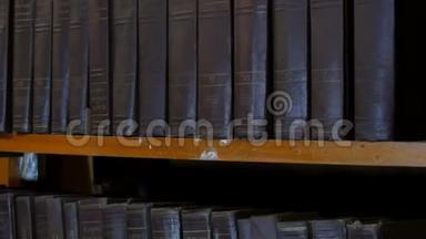 图书馆书架上一排大的旧黑书。
